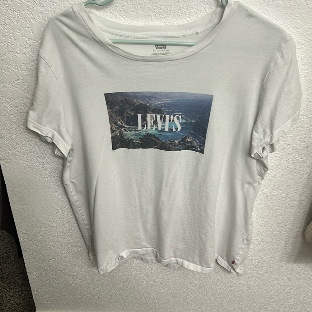 Levi’s graphic tee